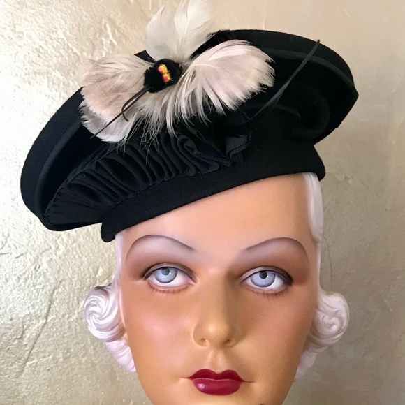 CHIC 1940s BLACK FELT HAT WITH INTRICATE GROSGRAIN AND BUTTERFLY FEATHER TRIM main image 6